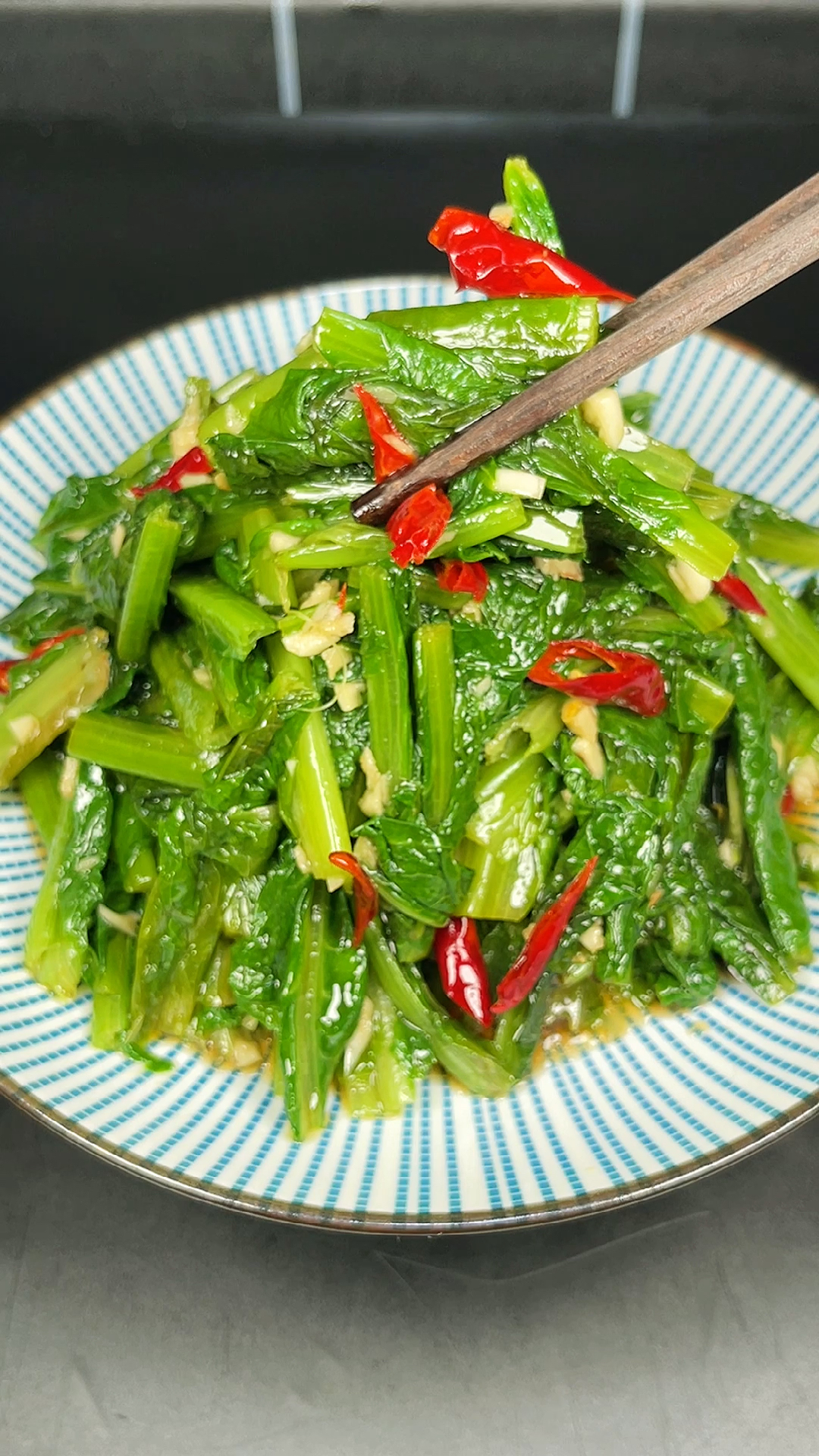 劳动最光荣没想到莴笋叶凉拌还能这么好吃