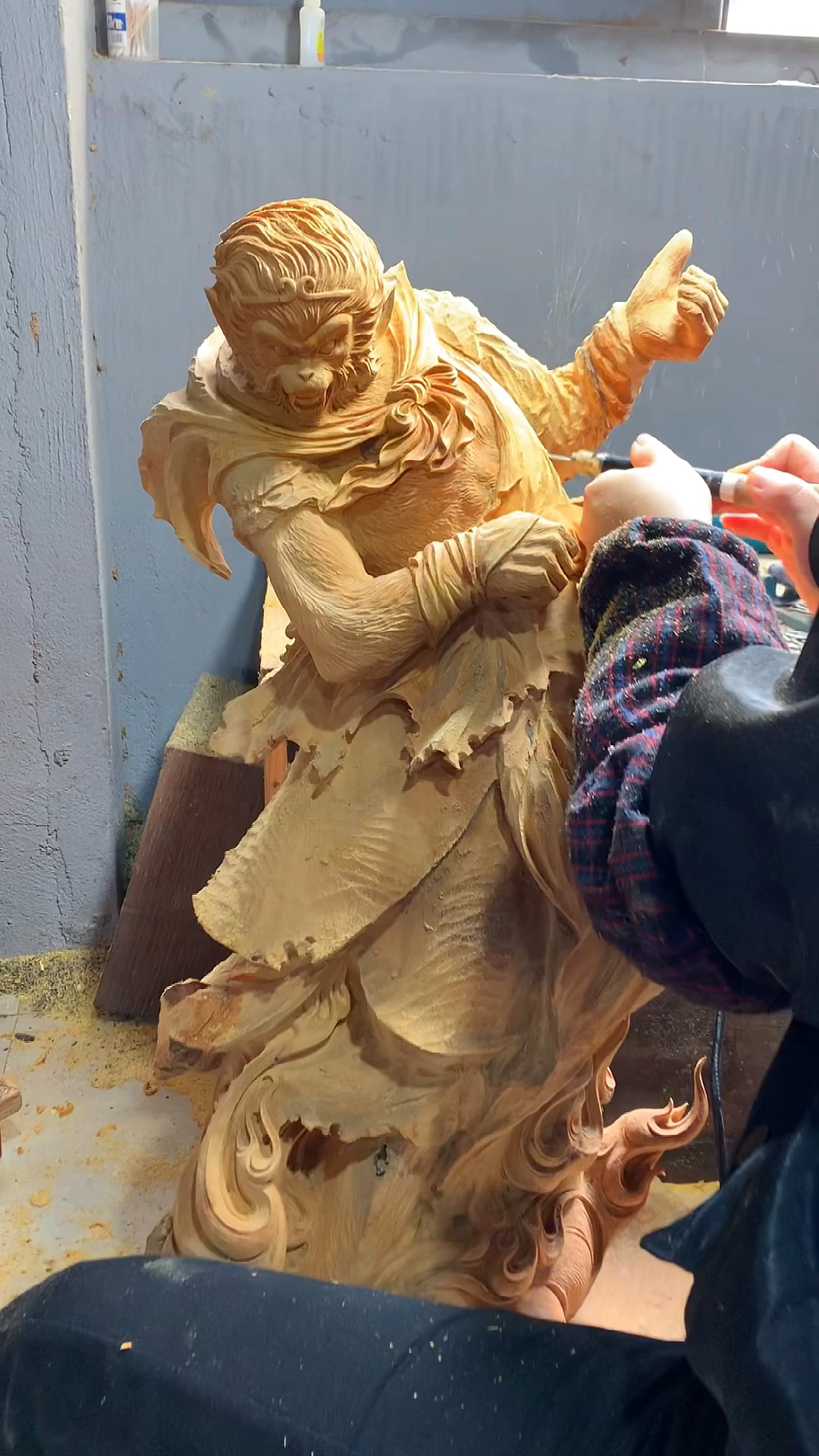 木雕制作过程#木雕工艺品大圣归来根雕摆件雕刻中