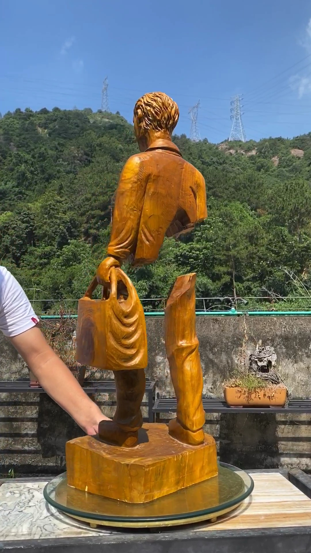 透支了身体,换来了事业,如果放下事业,一切将会支离破碎,看似雕像