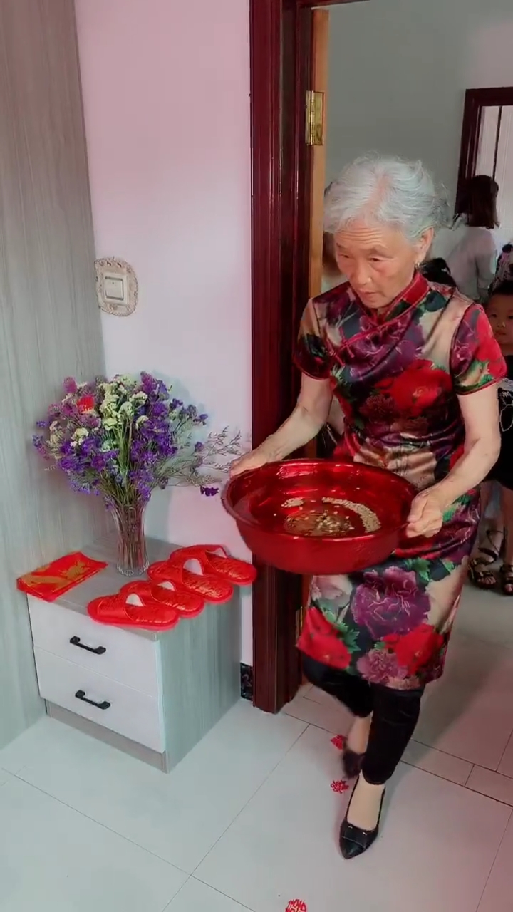 老婆婆端水给新人洗手