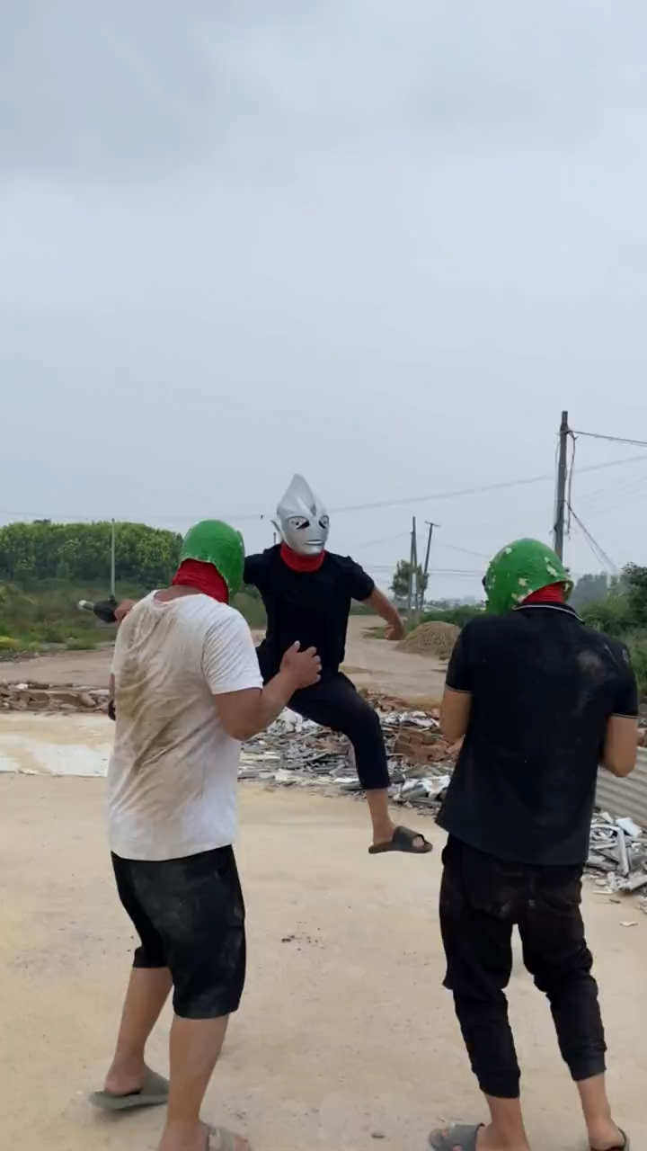 奥特曼#迪迦单挑两个鱼头怪