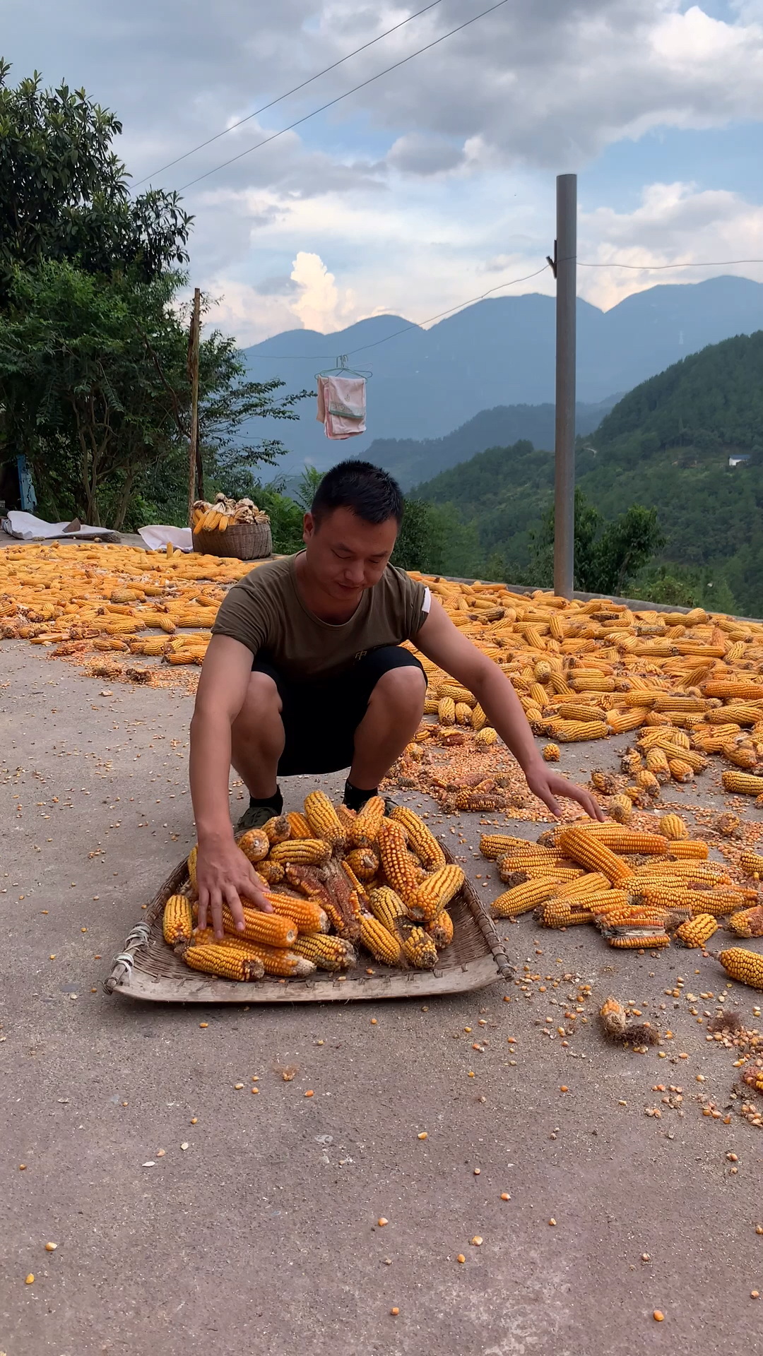 大山里的生活不管每天的工作有多苦有多累我始终保持一个信念只有努力