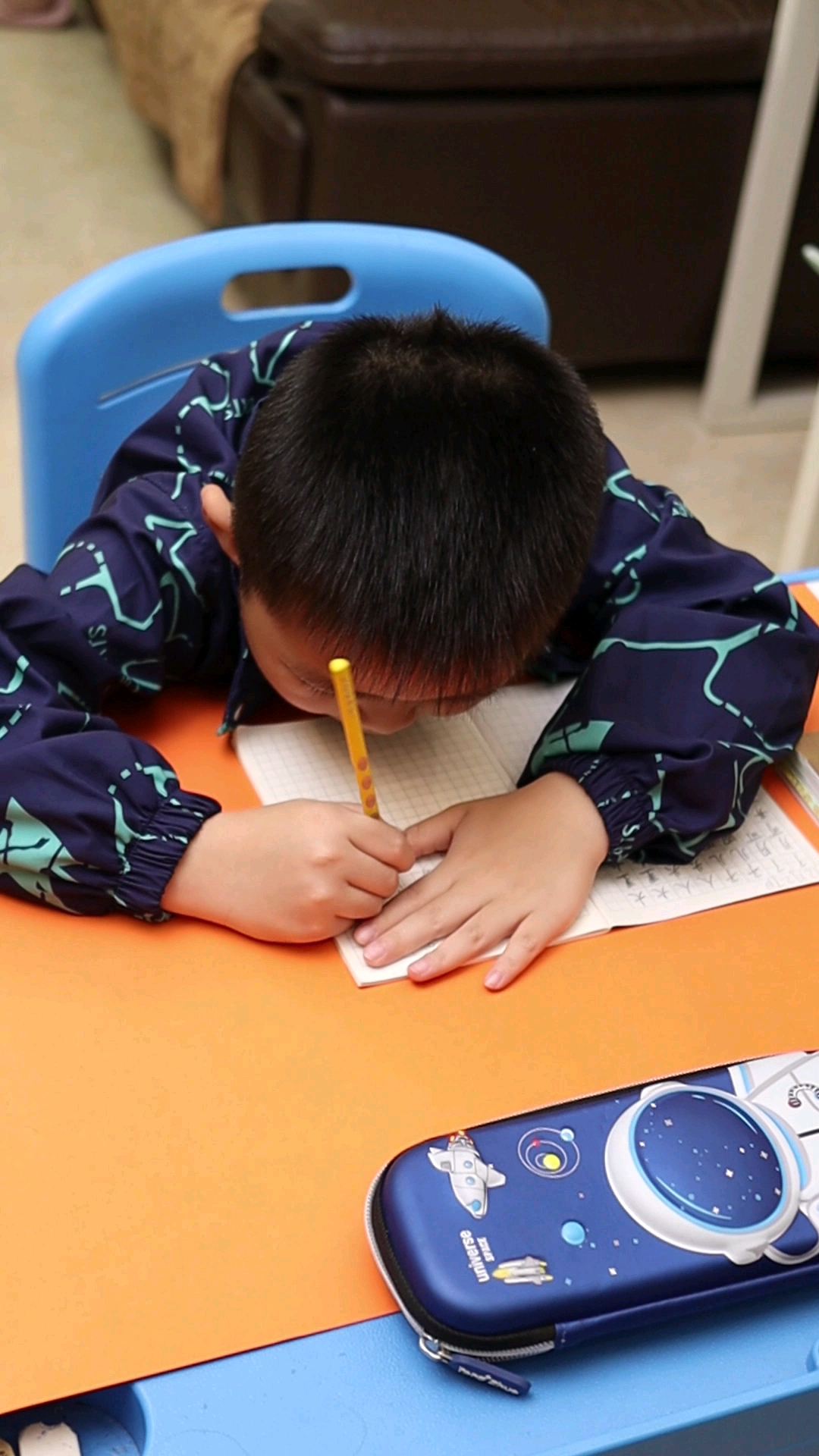 孩子写作业总是弯腰驼背妈妈也不想总是对孩子啰啰嗦嗦给孩子入了这个