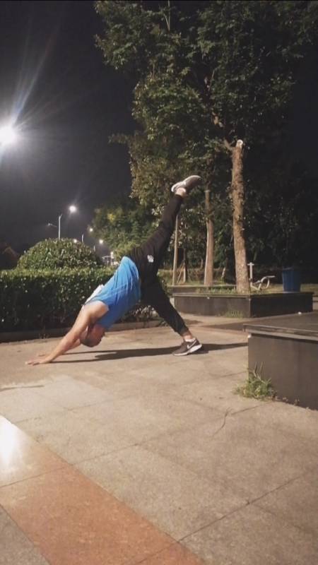 健身宁教练传递健身正能量#单腿下犬式