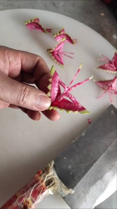 我要上热门#酒店师傅4刀切出花蝴蝶的刀法-全民小视频