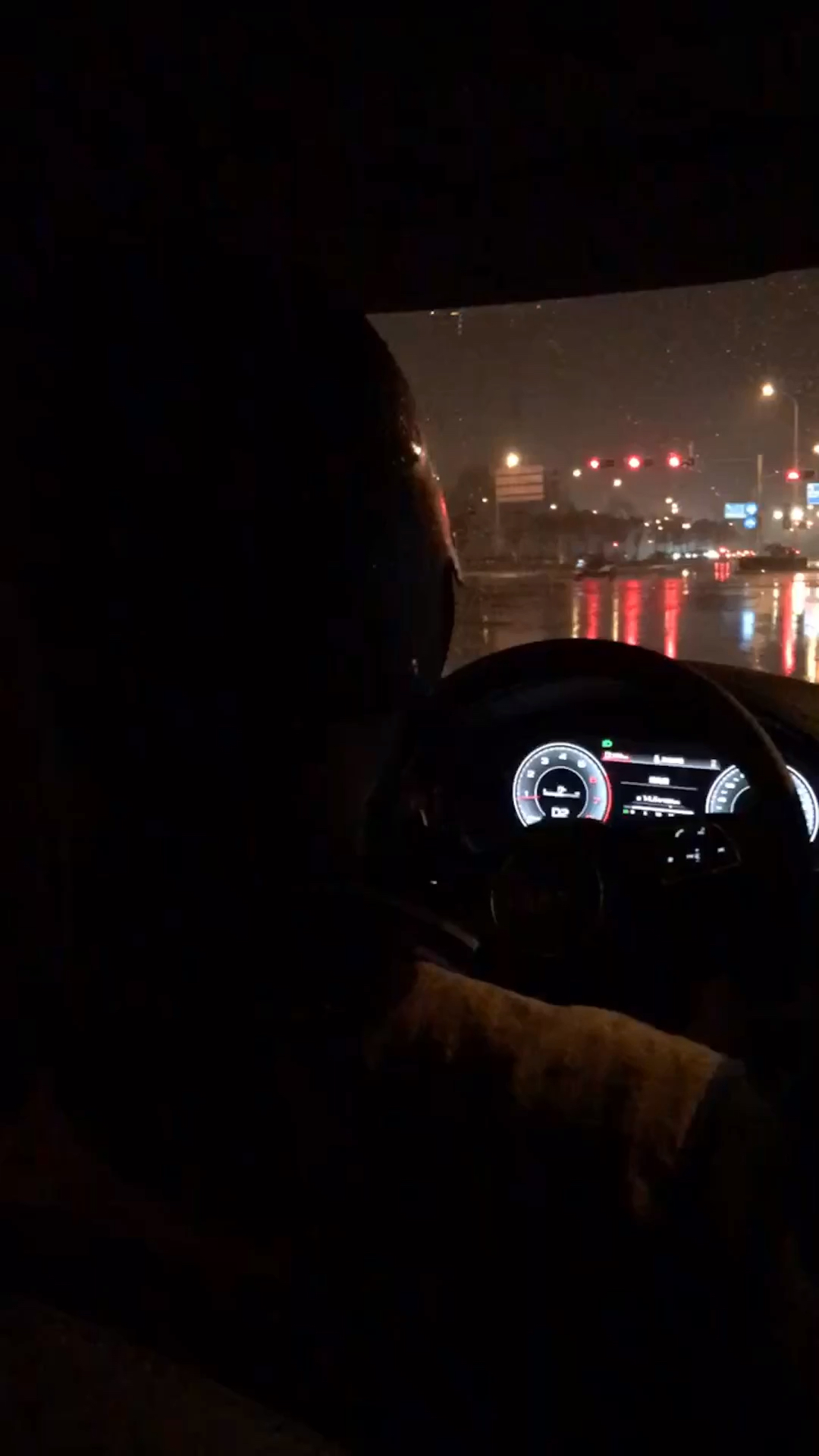 干了一年多代驾的小哥哥养成了开车戴头盔的好习惯