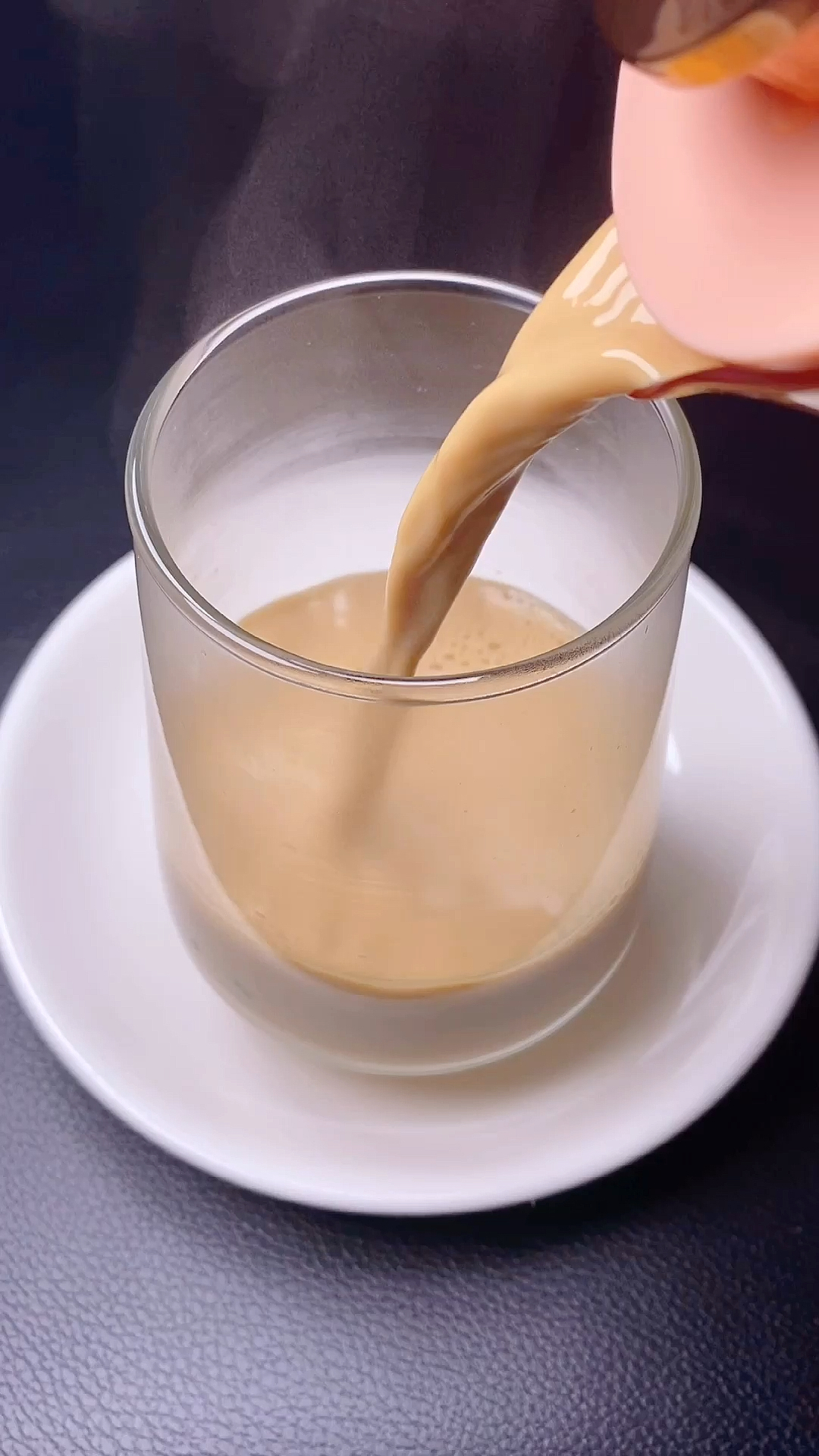 迷惑行为大赏#下雪的冬天喝上一杯热腾腾的奶茶,大概是最幸福的事度 