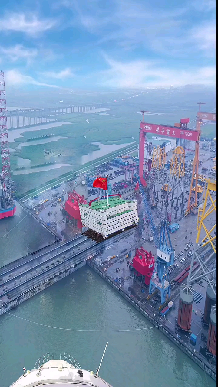 世界最大的亚洲首座海上换流站在深海成功"安家落户"!