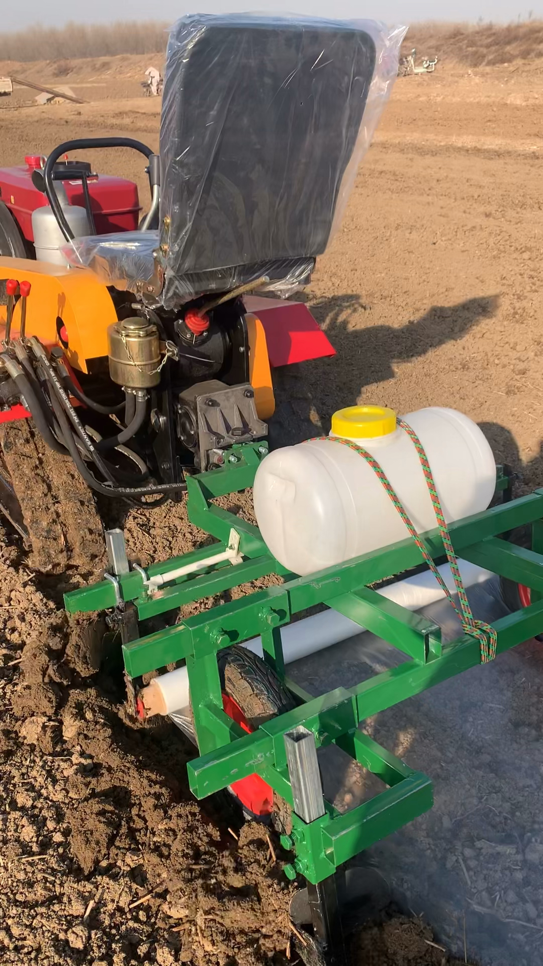 覆膜机,微耕机,25马力微耕机施药敷膜一体机