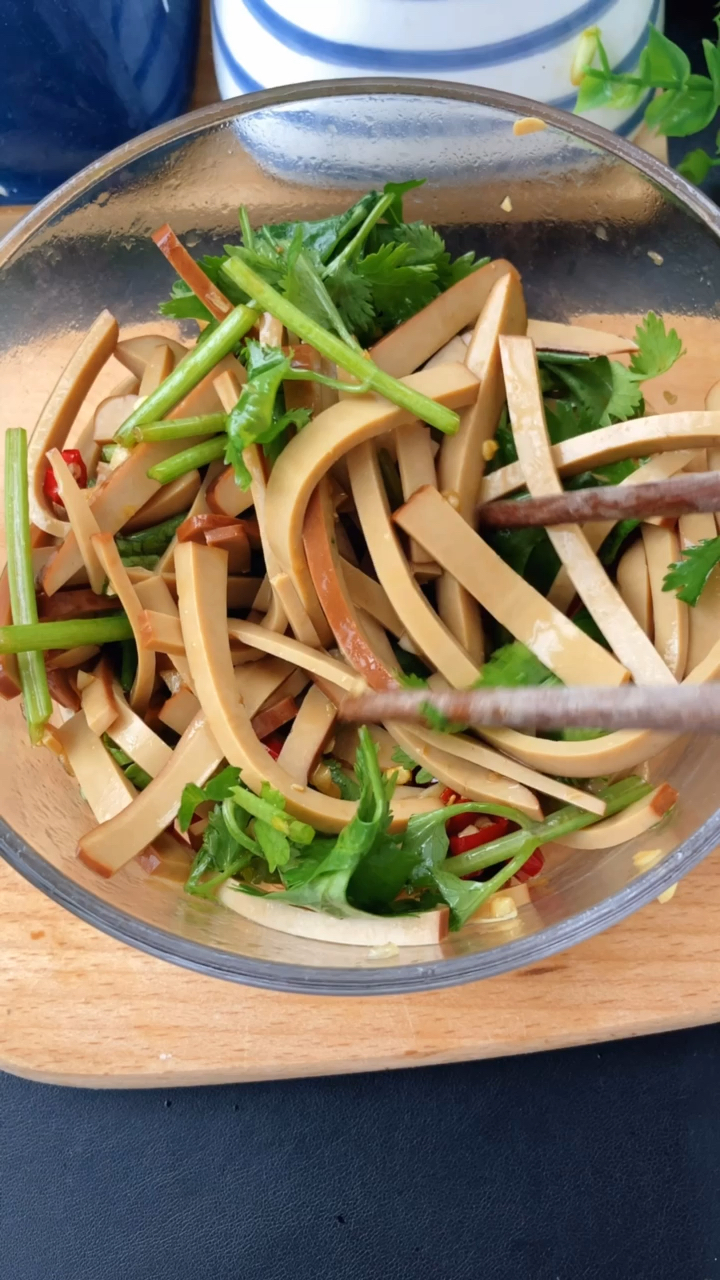 鸡蛋干这个凉拌鸡蛋干真的是我家孩子最爱吃的了