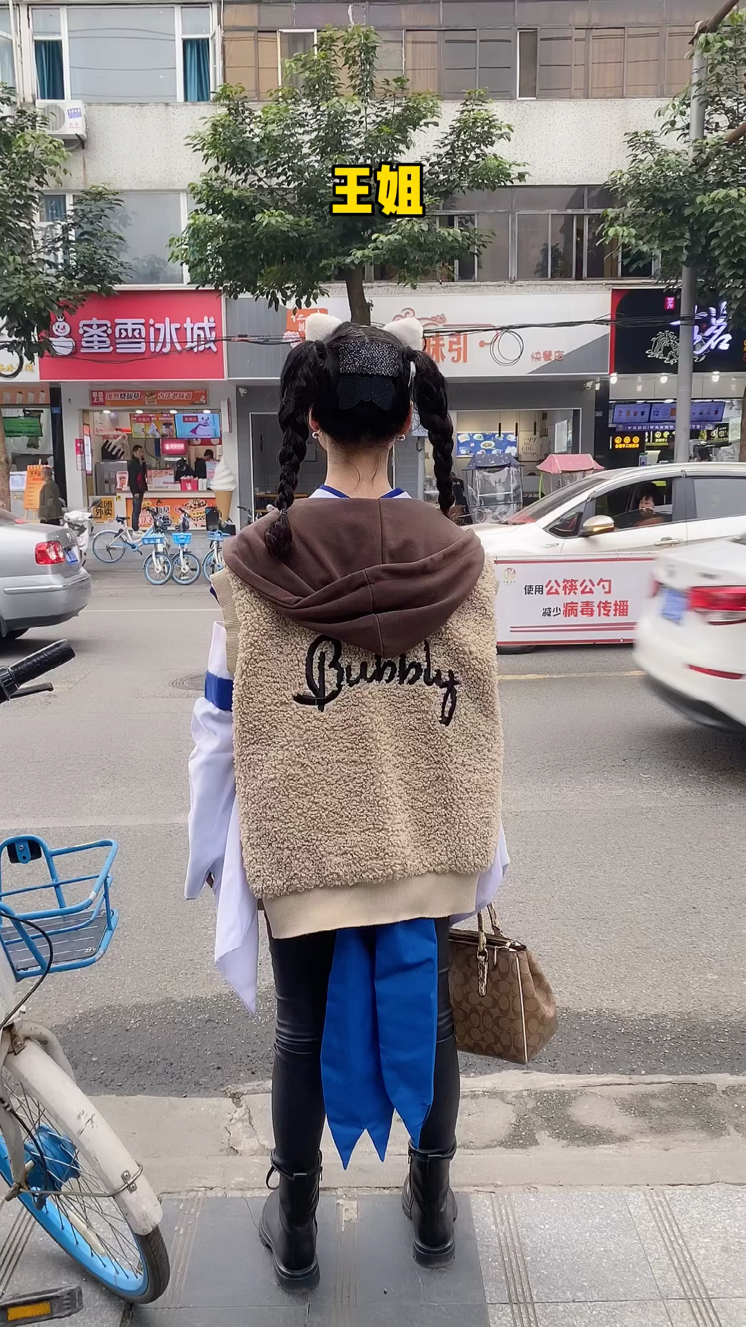 搞笑段子剧#看背影宛若少女,一转头居然也到了喝脑白金的年纪了!