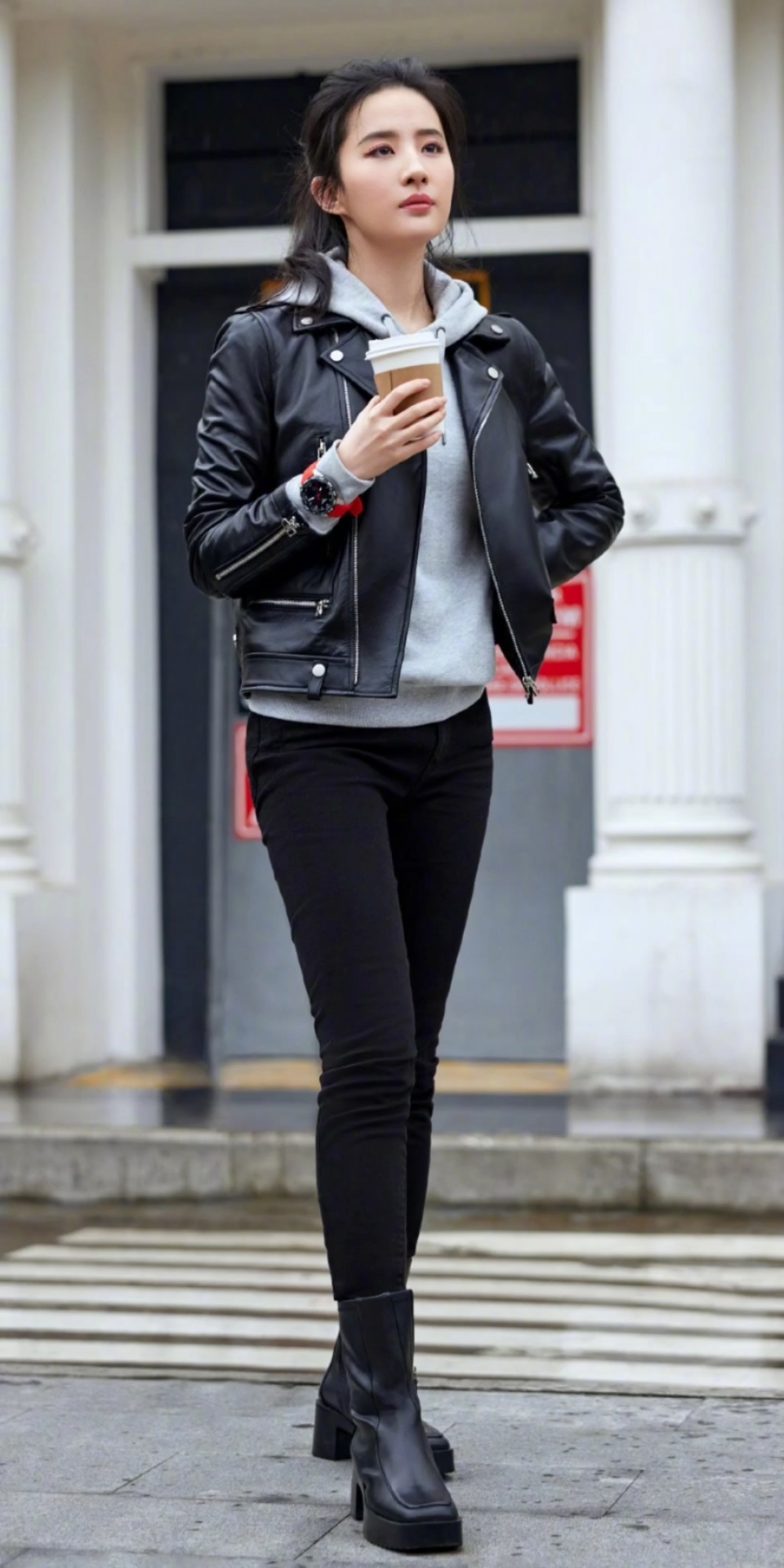 刘亦菲皮衣外套,漂亮有气质.