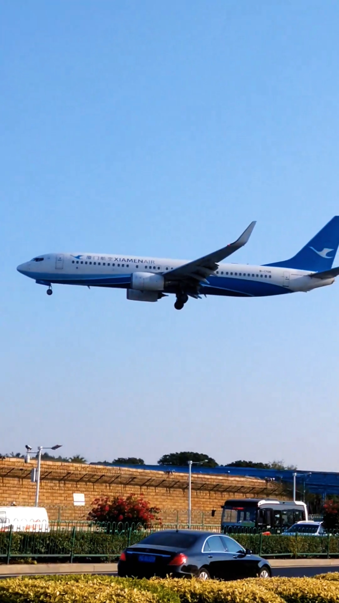 飞机#实拍厦门航空横穿马路瞬间,全国为数不多可以这样看飞机的捣方