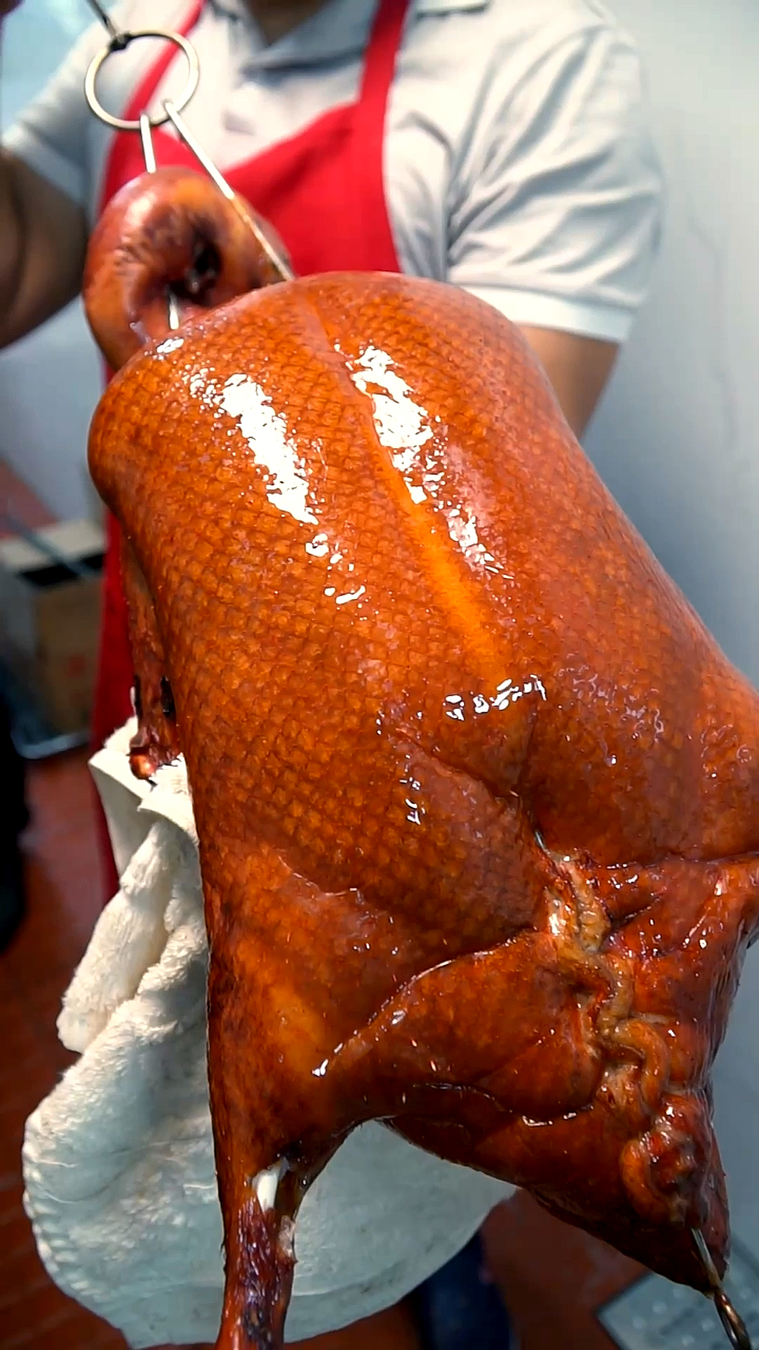 #烧腊培训#色泽红润的脆皮烧鸭,靓仔天天实战练习烧制,业内经验师傅指