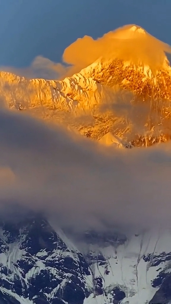 最美风景#一座金山显现眼前,难得一见的神山.(南迦巴瓦峰)见者幸运
