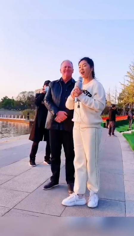 一起来听歌罗姣一首牧羊曲送给大家