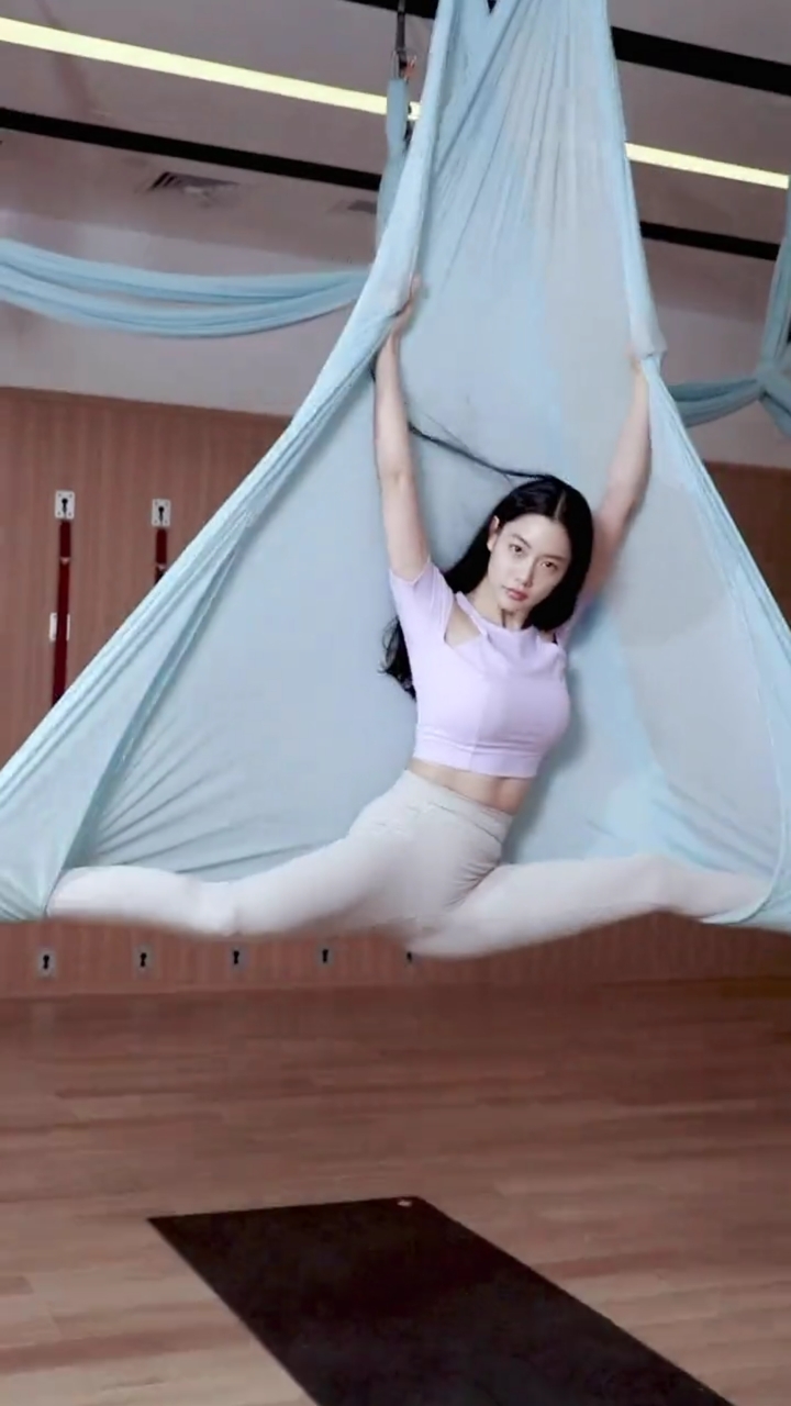 克拉拉可太不容易了,我腿都麻了.#空中瑜伽#一字马#高难度动作