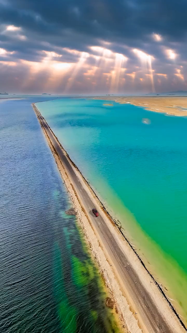 这是西台吉乃尔湖,又称双色湖,这里路面湿滑,整慢点