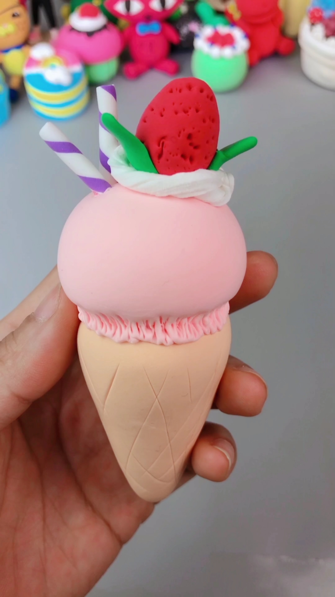 罗弗超轻粘土#夏天来了,能少的了草莓甜筒吗?赶快给我一起做起来吧!
