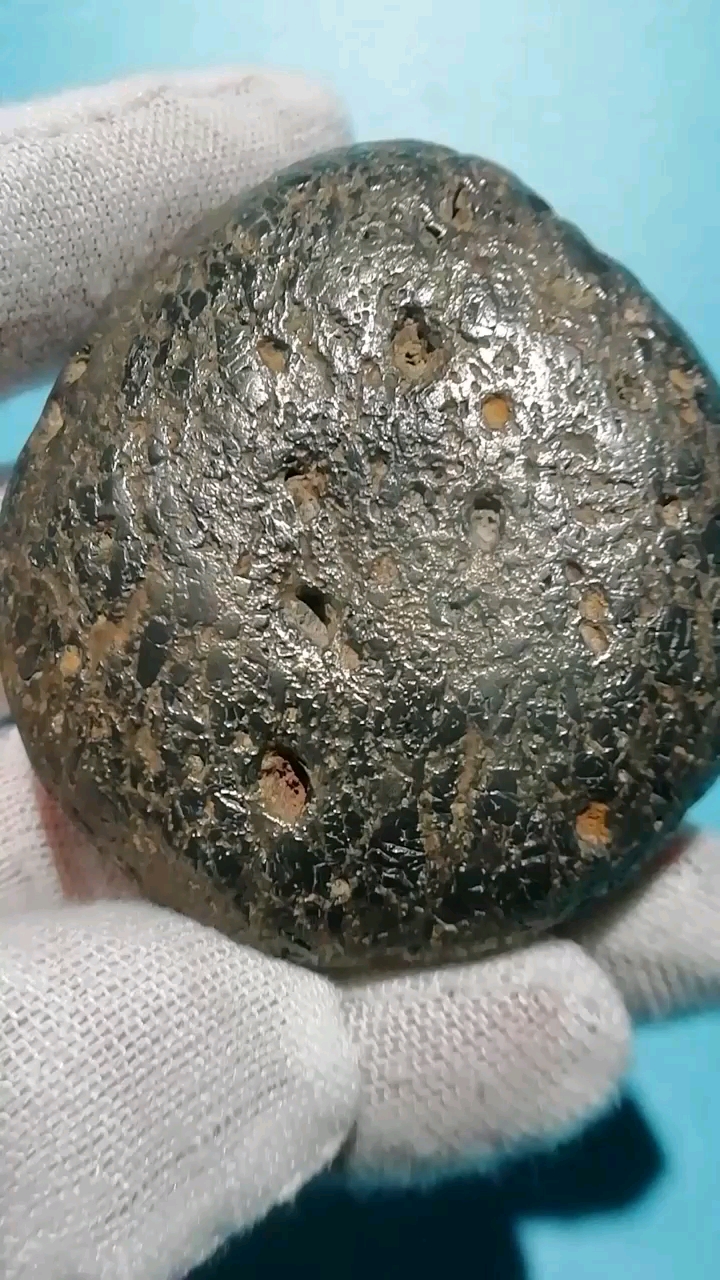 分享一块碳质石陨石无磁它的独特之处两面中间部位含有少量的天蓝色极
