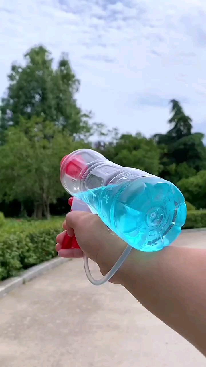 手工制作用矿泉水瓶和喷头一起来做简易水枪