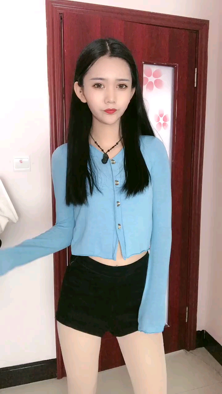 不如跳舞白丝短裤美女跳舞