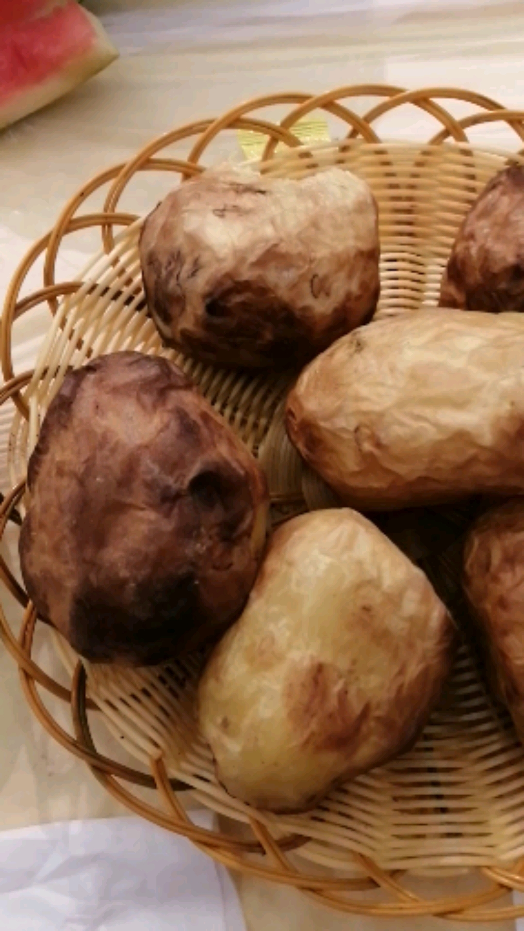 自制美食#土豆去皮用炭火烤,这样做的土豆是不是很有食欲?