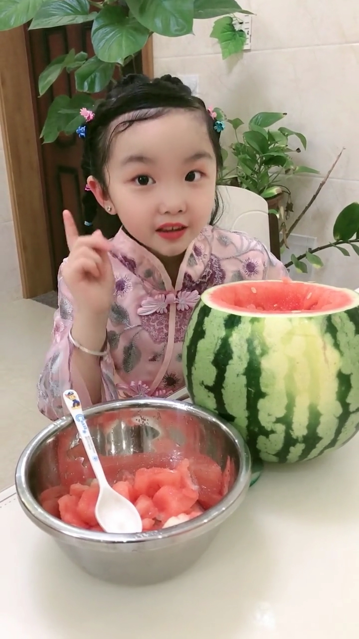 你瞧瞧我对我妹妹多好呀,把西瓜切好来给他吃