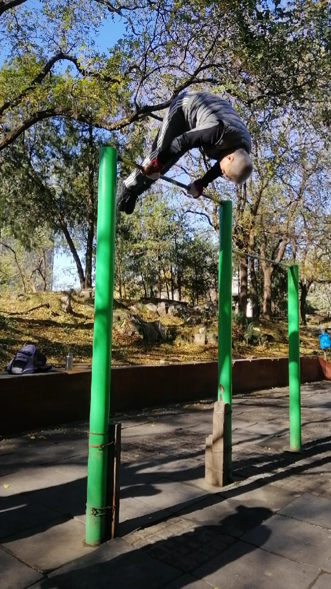 今日打卡单杠屈伸上接前空腹回环后腹回环