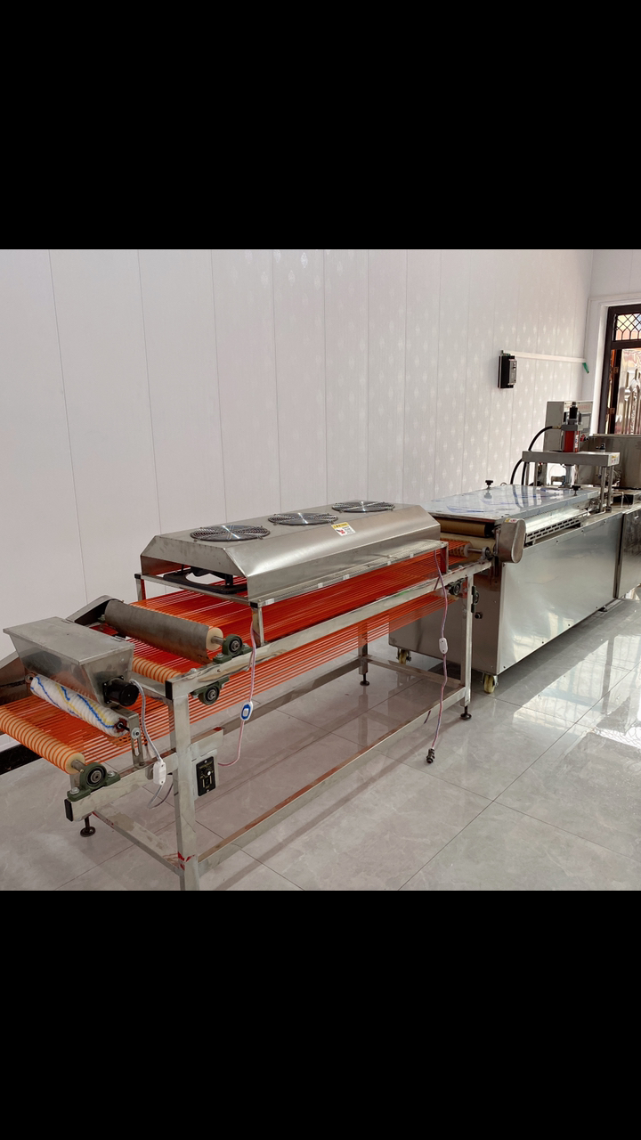 全自动烙馍机开机做烙馍了,安徽液压烙馍机电加热