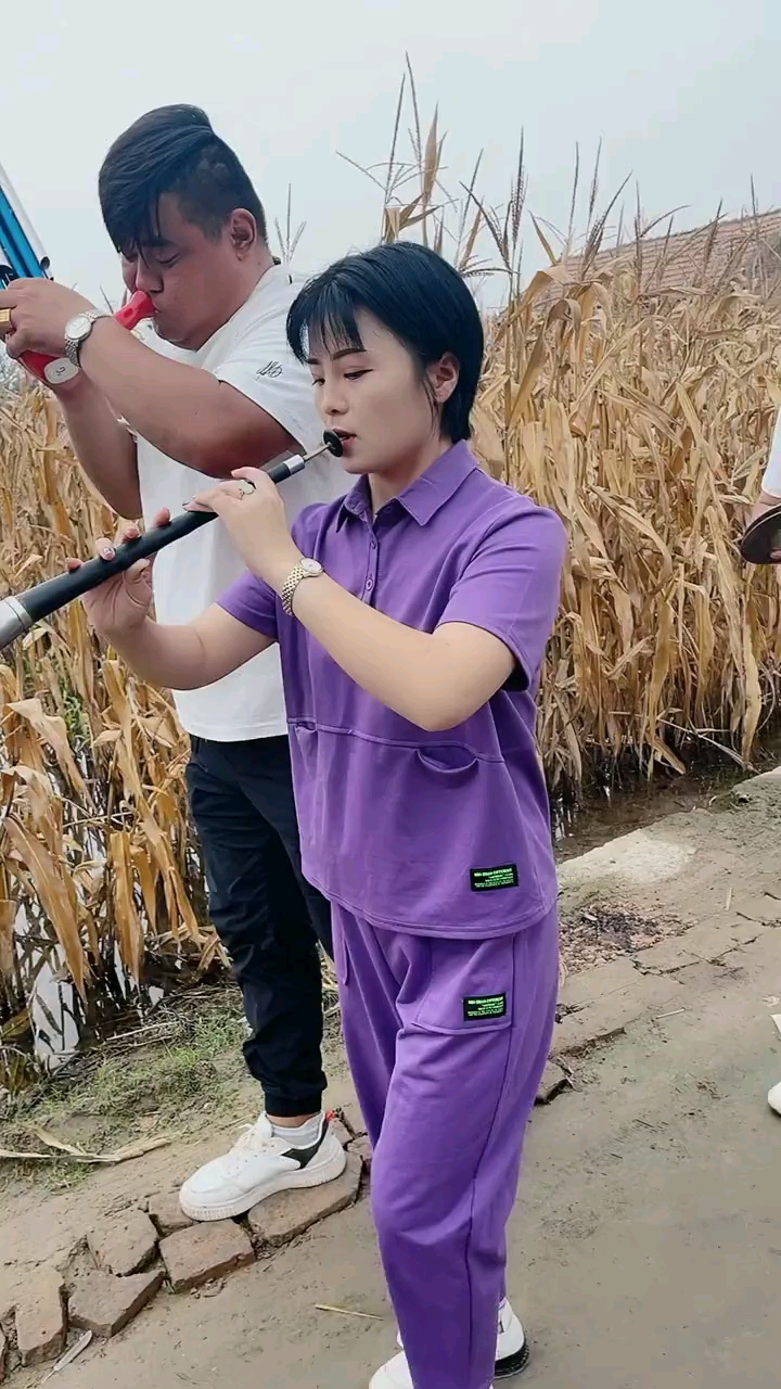 段莎莎不愧是民间唢呐女高手
