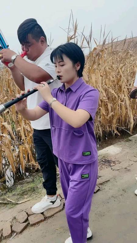 段莎莎不愧是民间唢呐女高手