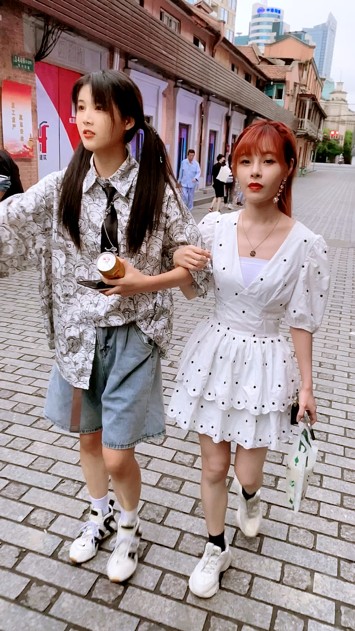 女团#snh48人气偶像闫明筠与沈小爱出街,琼瑶女主角海陆的表妹闫明筠