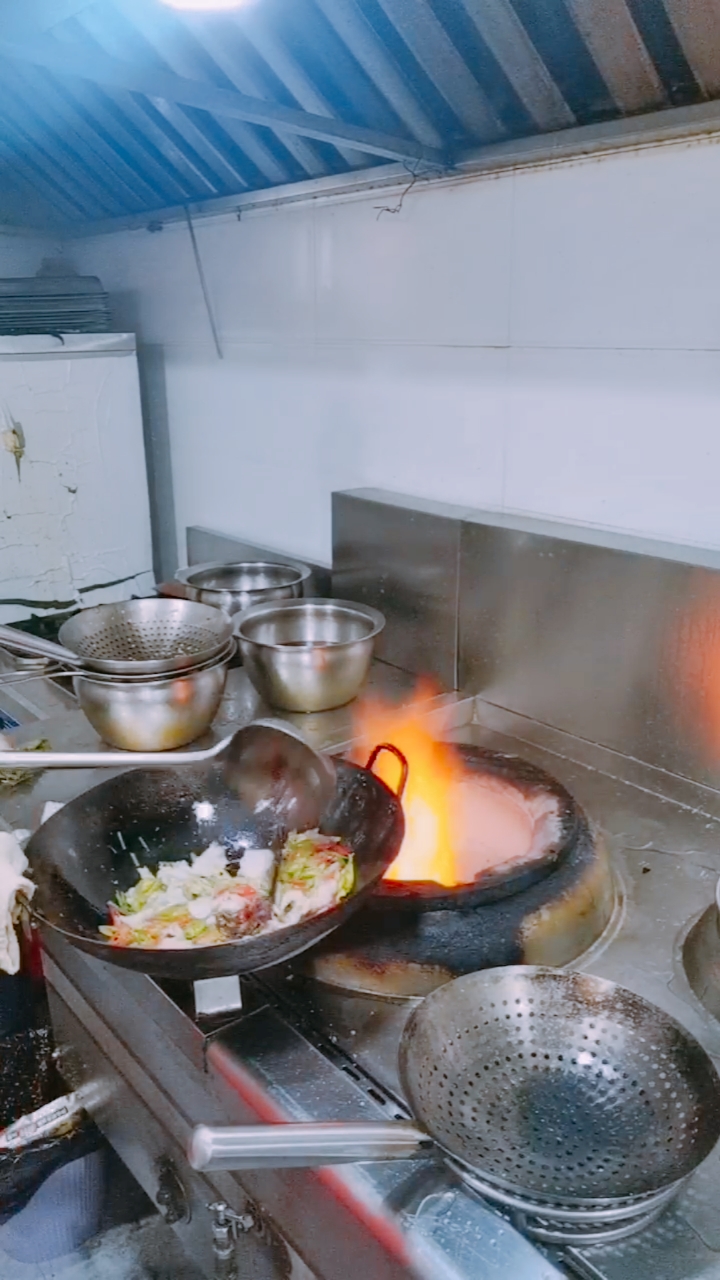 路边饭店大厨是这样炒菜的!