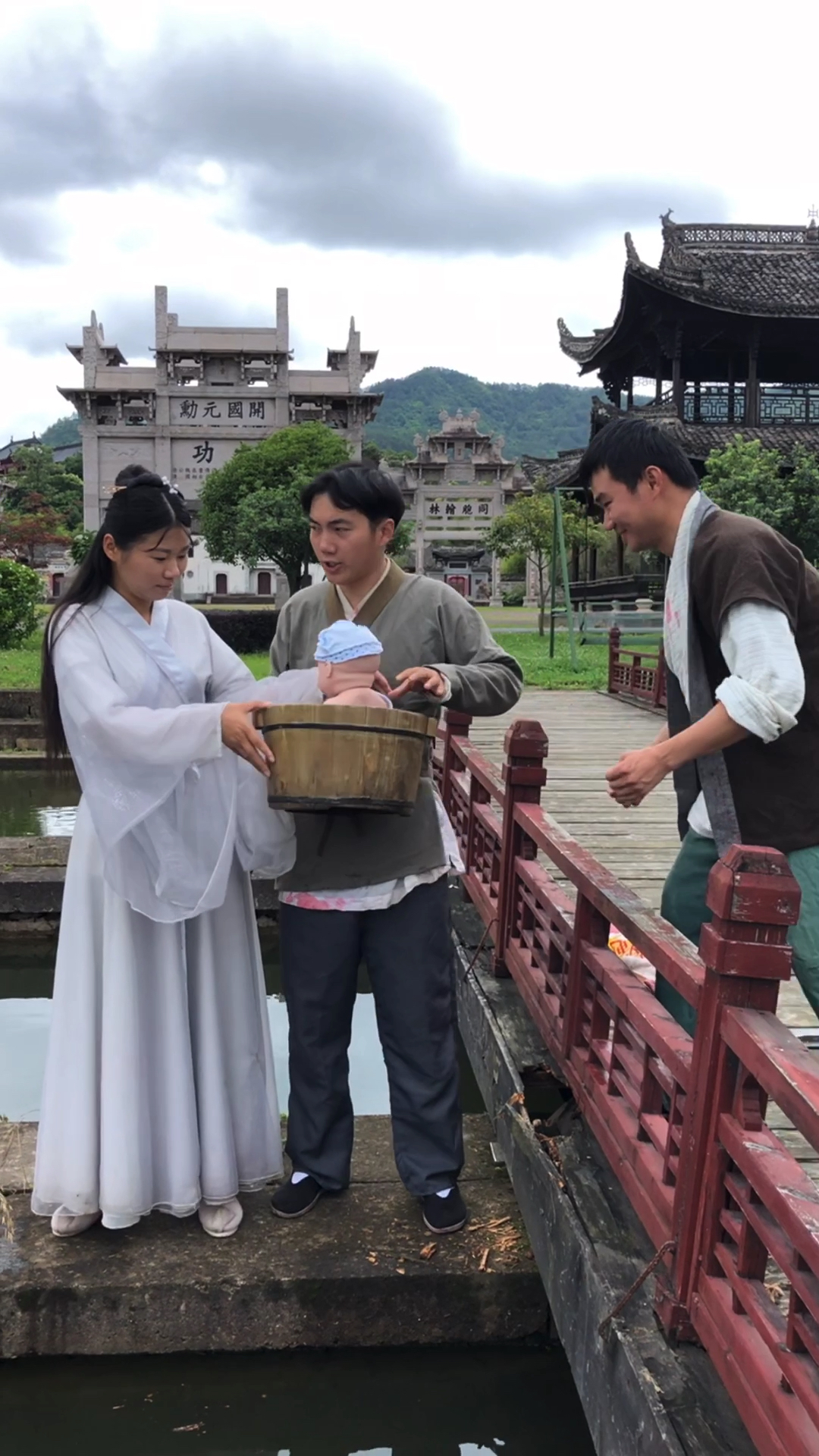 拍戏现场#剧组难免有特殊情况,情急之下只能用特效代替