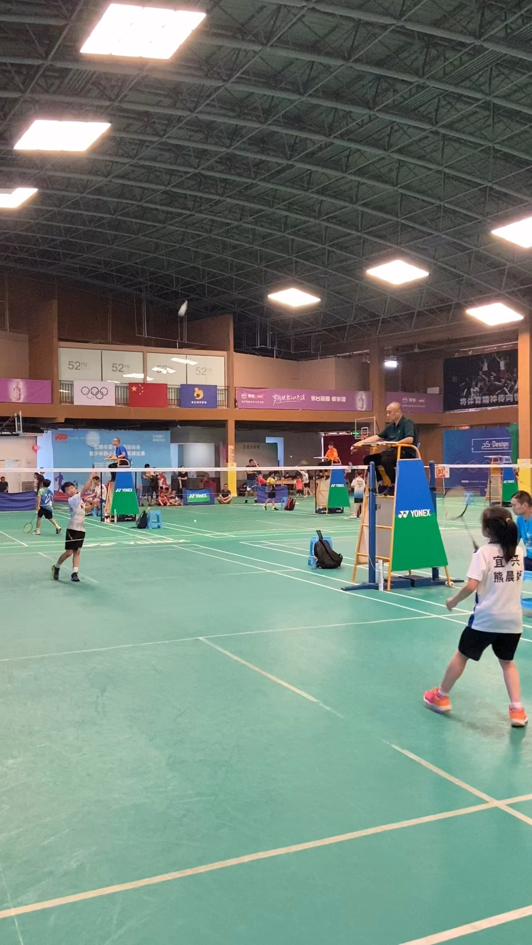 俩小女孩羽毛球pk小小年纪球打得真不错