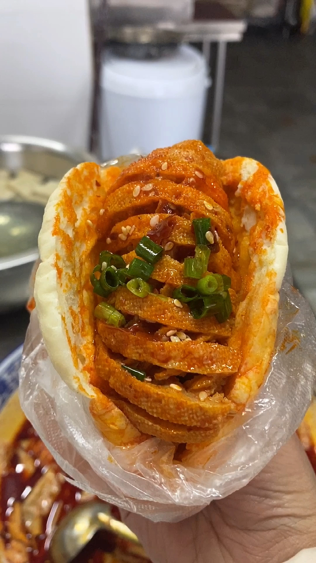 手工打的烧饼夹上裹满鸡汤的豆皮豆串,麻辣鲜香一个根本不够吃,配方给