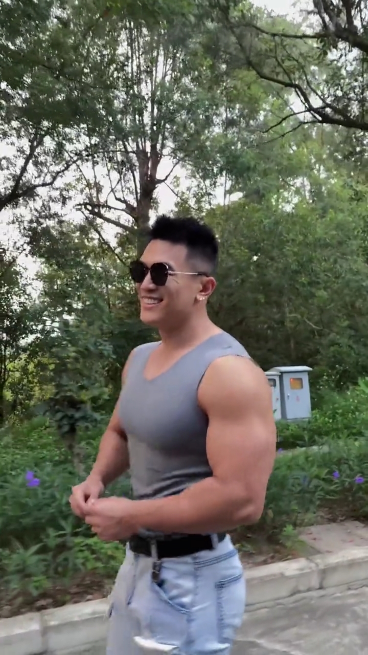 穿背心的肌肉男走路真的很帅
