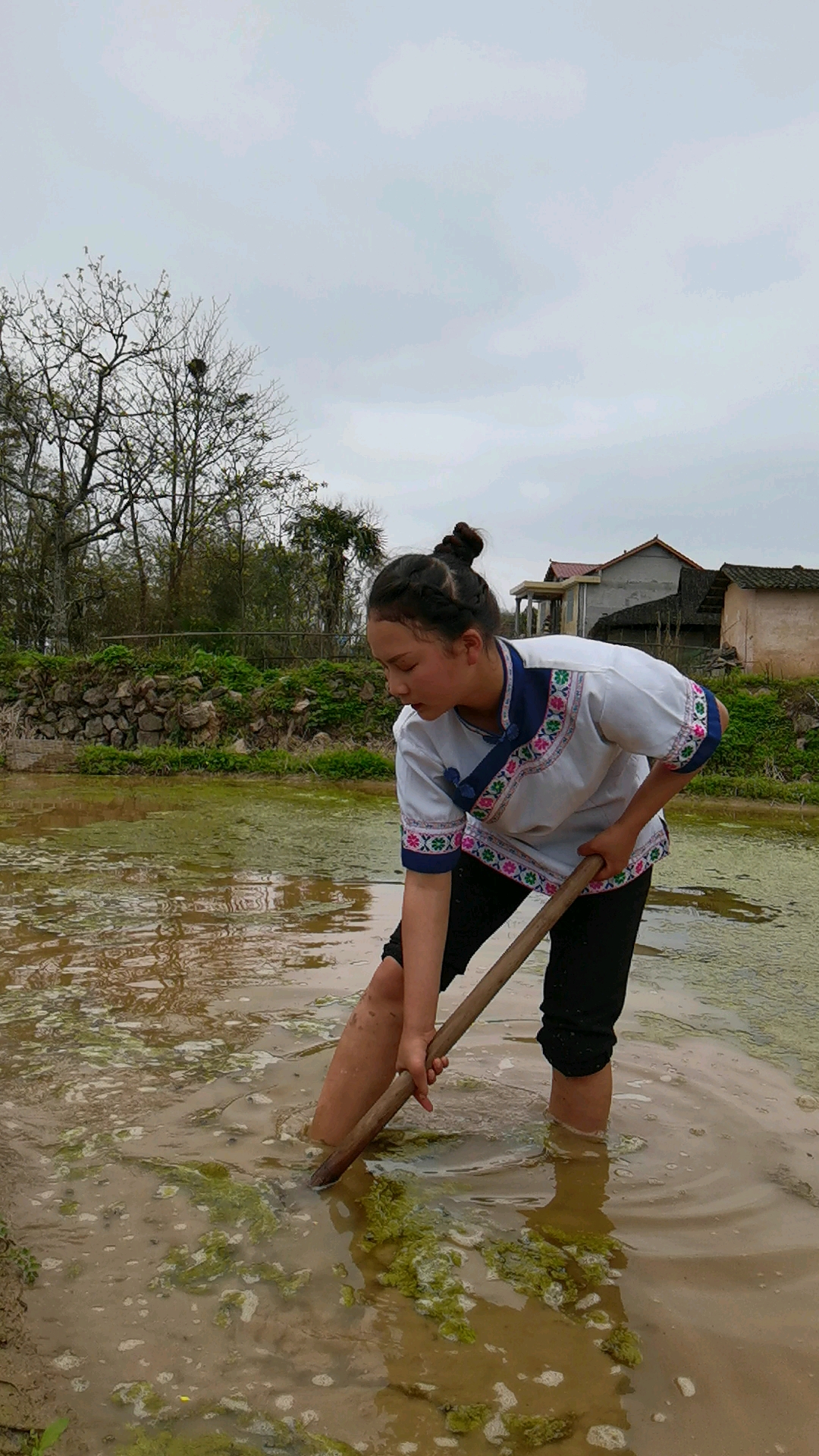 果然是农村姑娘,什么农活都会干