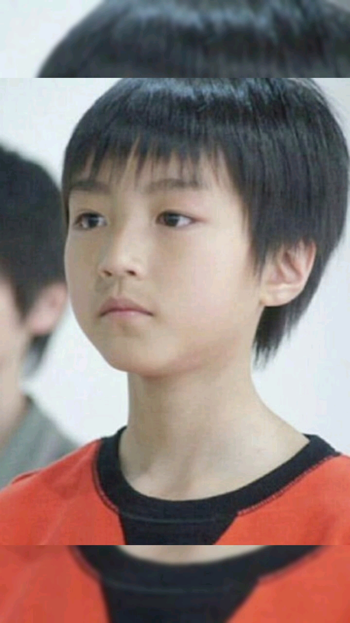 蔡徐坤童年照,王俊凯童年照,欧阳娜娜童年照,看见他:完美逆袭!