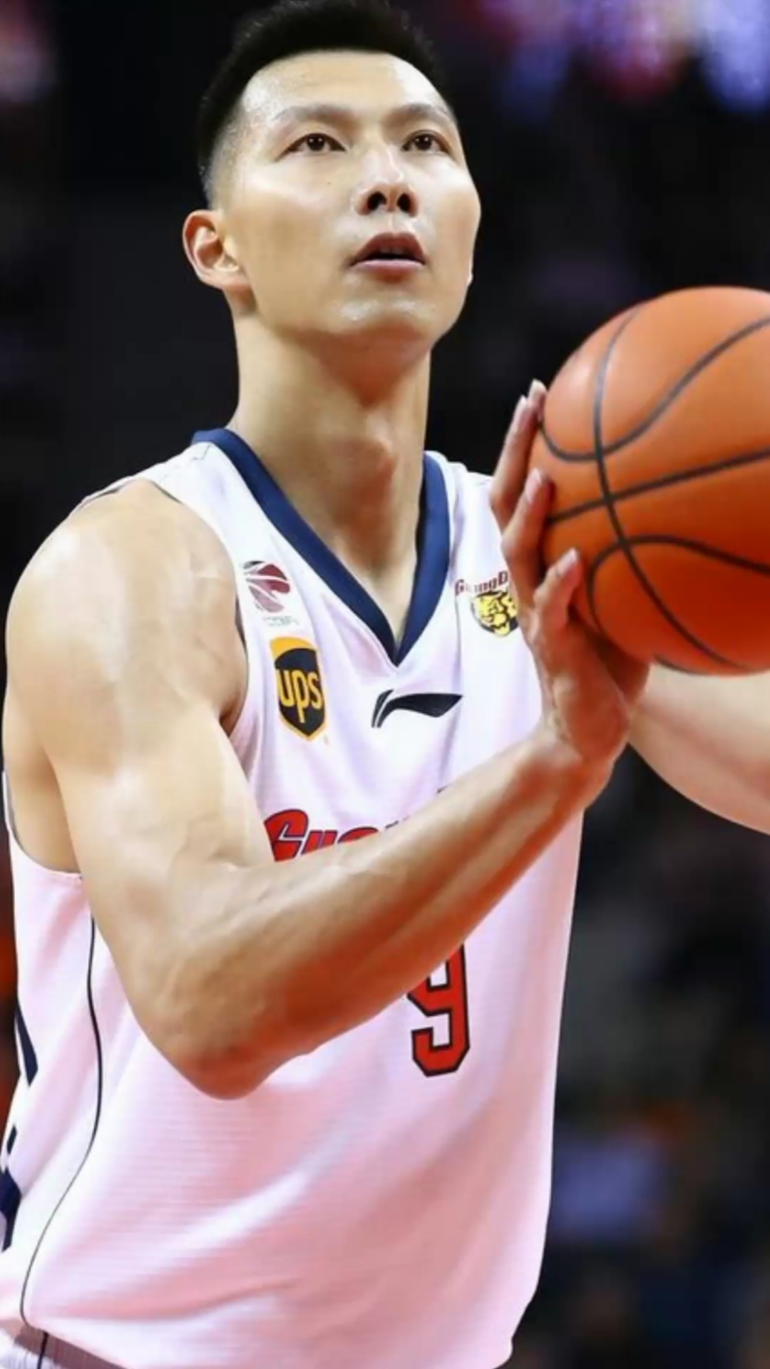 篮球#易建联鬼手抢断球后,快攻反击一条龙单臂暴扣,真的是太霸气了!