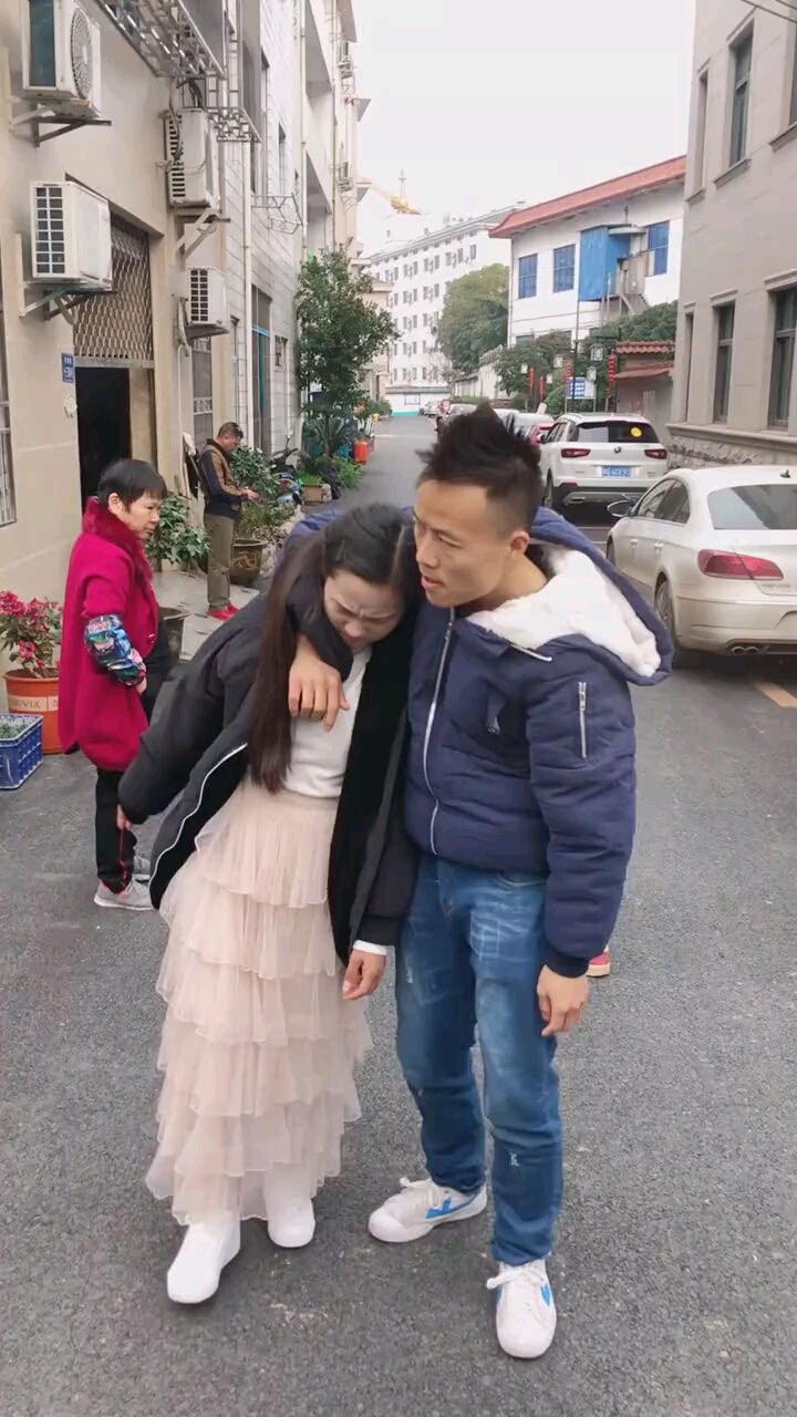 这个求救手势多少人知道必要时可以帮你脱离魔爪碰到这种事你会怎么做
