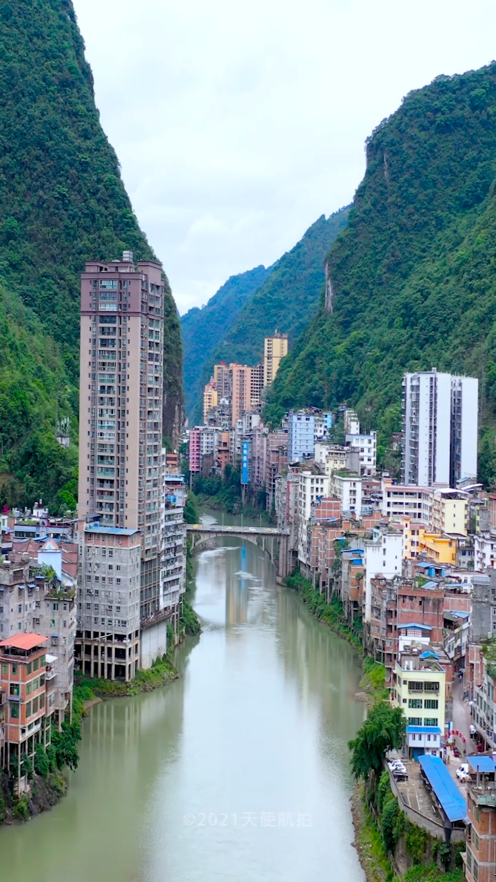 云南最窄县城,两边是悬崖峭壁,让人看得捏一把汗