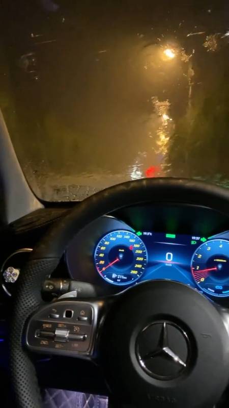 下班只想开车到一个安静的地方在这样的雨里听着雨声你们有同感吗