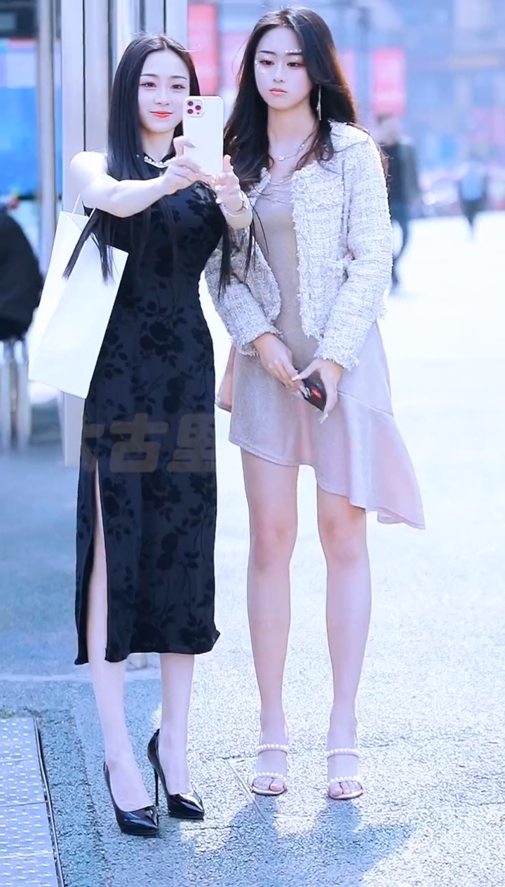 街拍美女#3.5xs:/每天看到这两位泸州的姐妹花,心情非常的愉悦!