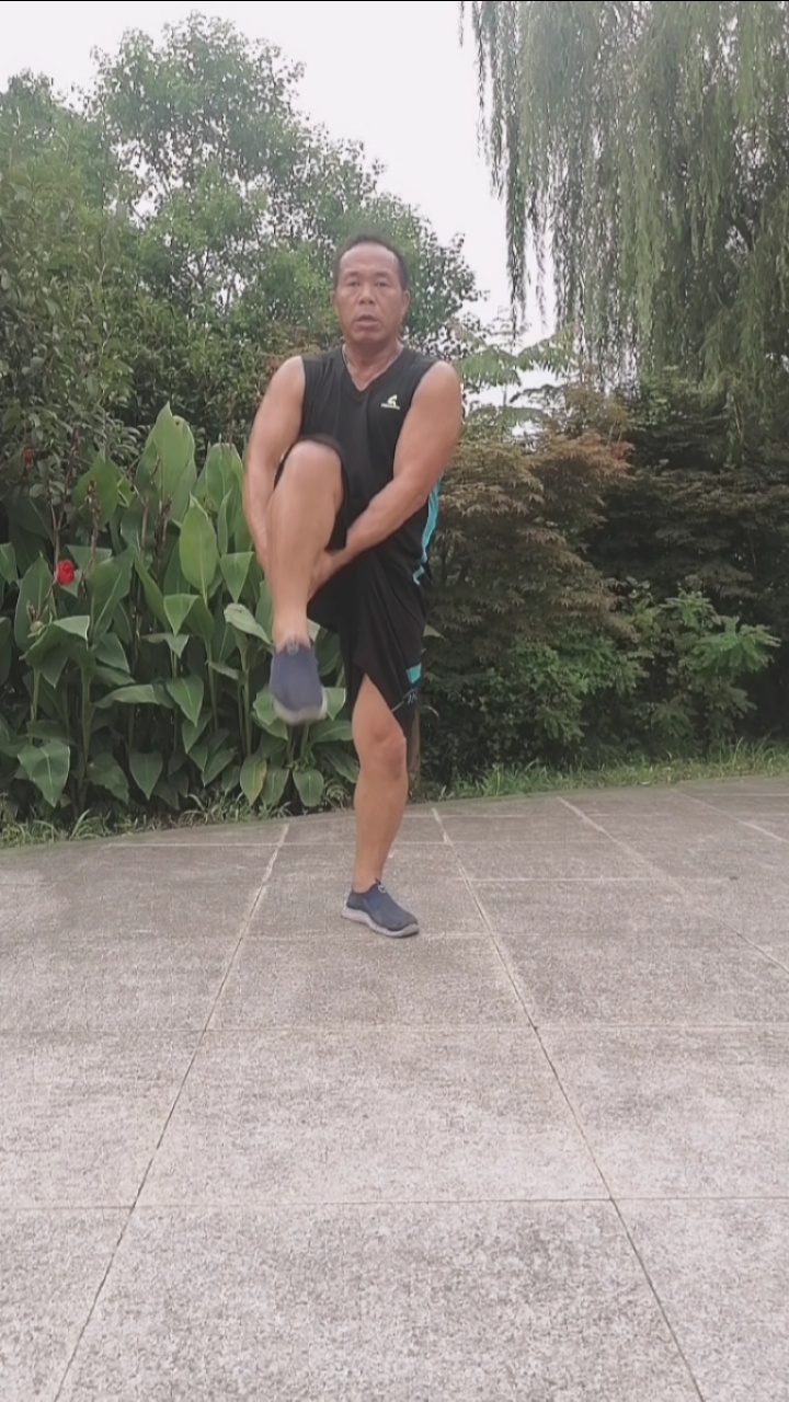 健身宁教练传递健身正能量#提膝击掌