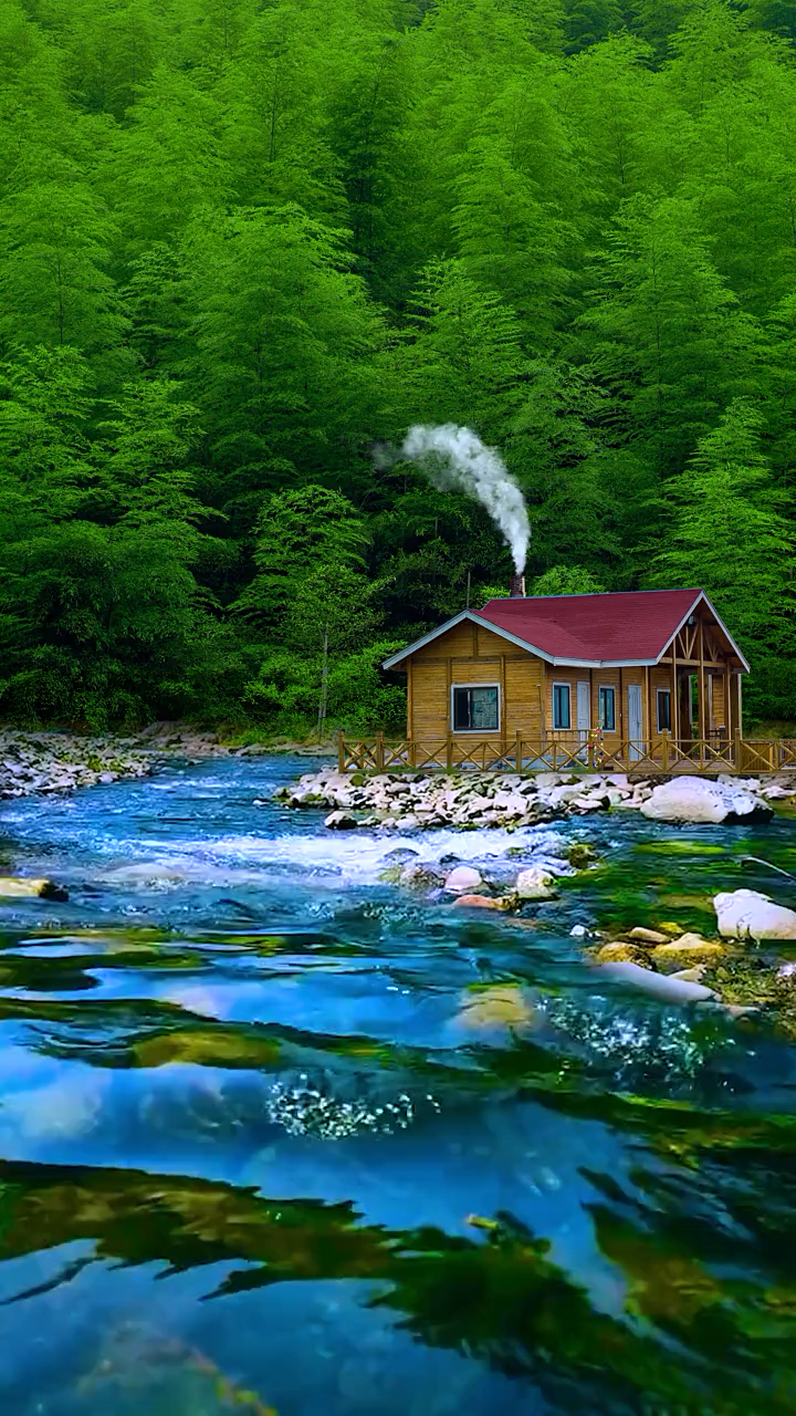 河水潺潺绕屋流,炊烟袅袅弄竹柔.奉劝屋主多留意,六月洪水石不留.