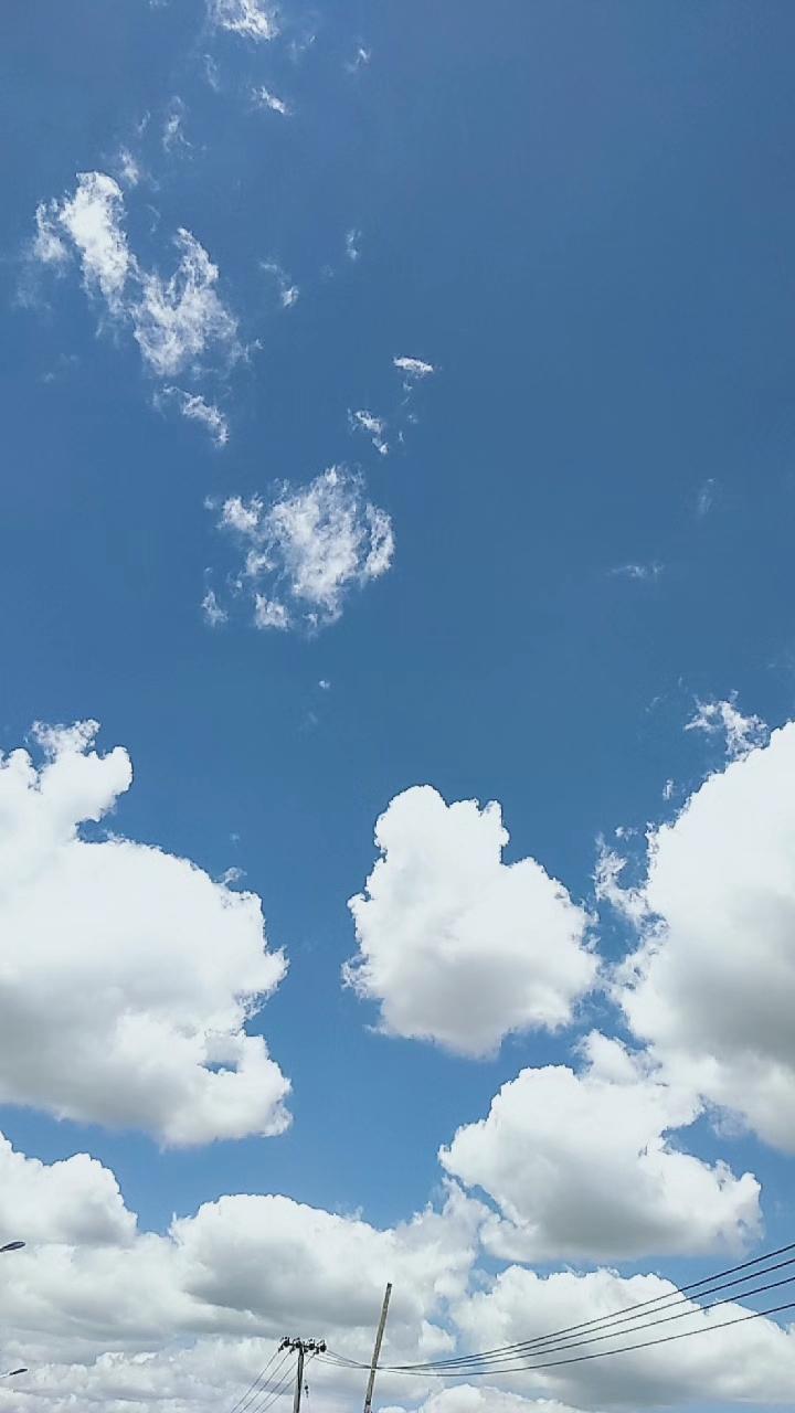 草原天路天空真藍,白雲朵朵,草原天路66號清雅小築農家院歡迎您