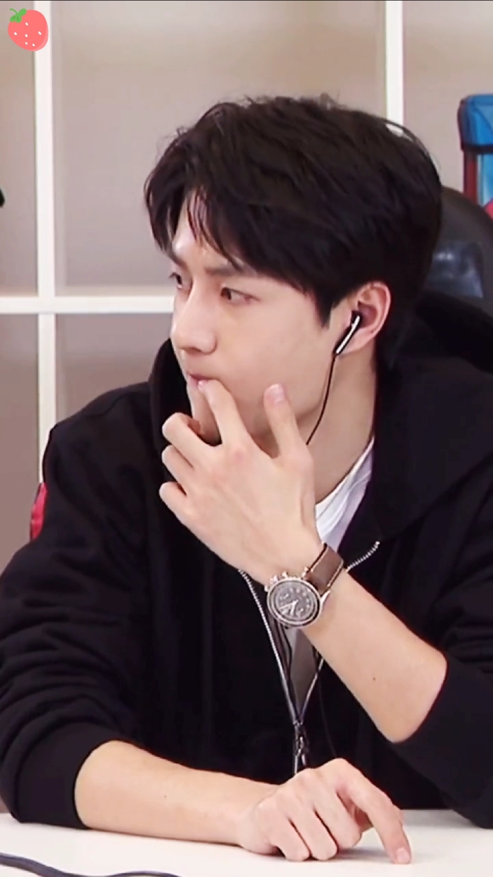 王一博#单手拧瓶盖,这手也太好看了,小表情好可爱,反正就是看着哪哪