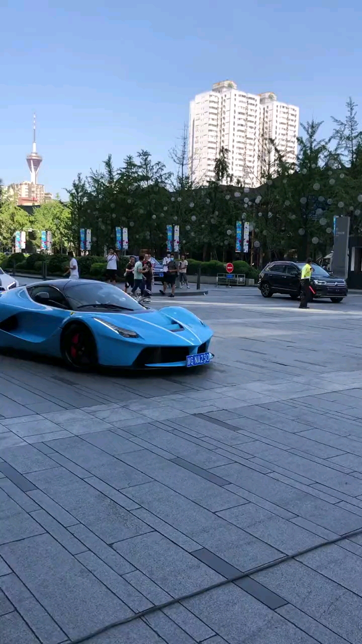 知名主播开半个亿神车打卡成都太古里网红坡,一旁的行人都纷纷羡慕了